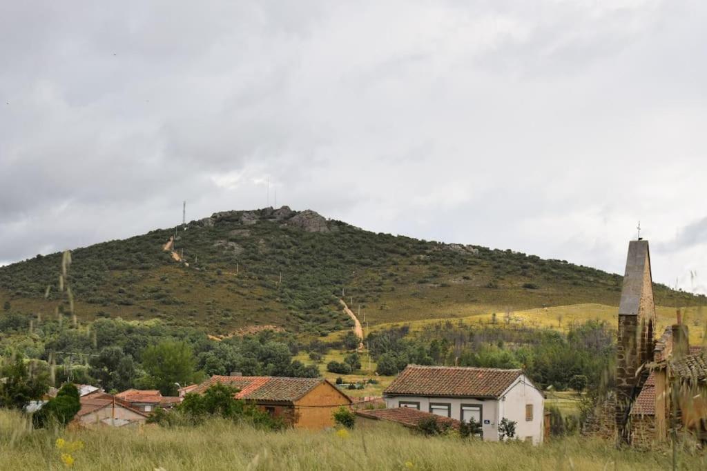 Casa Rural Tozolosolobos Otero de Bodos Eksteriør billede